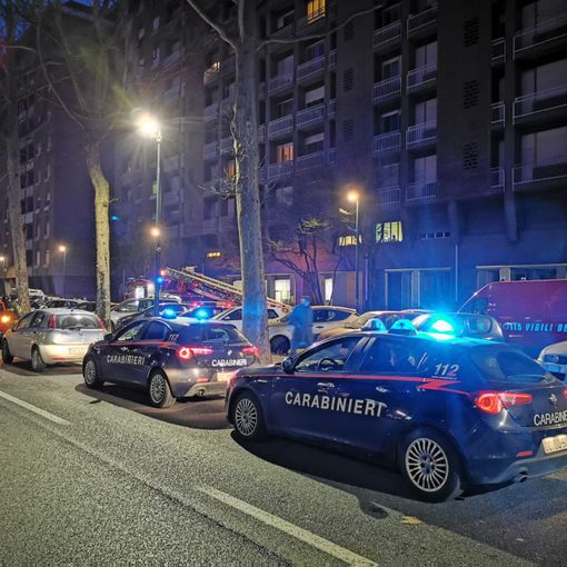 41enne inglese si barrica in casa con la madre e il fratello. I carabinieri cercano di convincerlo ad arrendersi