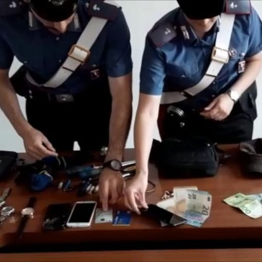 Furti nella notte approfittando della gente che dorme: sgominata una banda specializzata, tre arresti [VIDEO]