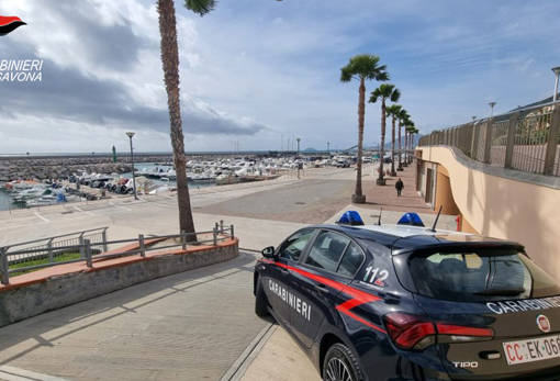 auto dei carabinieri vicino alla spiaggia