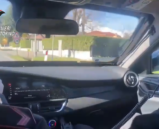 a bordo di un'auto dei carabinieri
