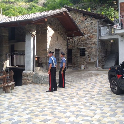 Tenta di strangolare il compagno, arrestata 49enne a Ivrea