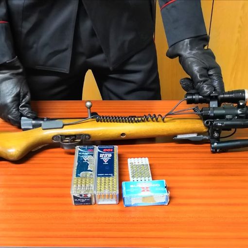 Brosso, aveva un'arma illegale in camera da letto: arrestato