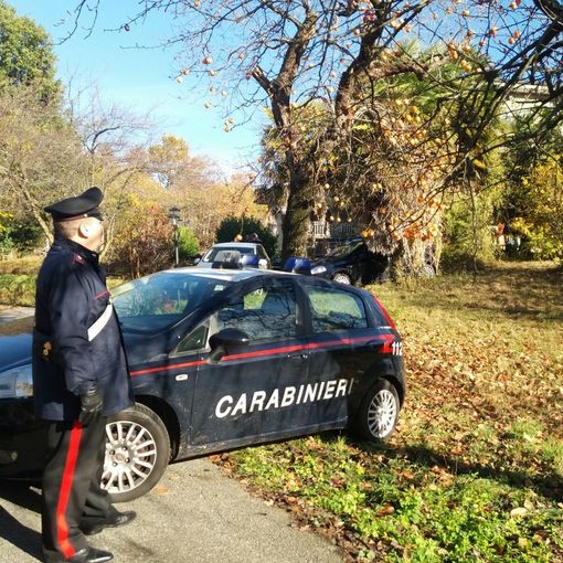 Trovati a casa del più giovane un coltello a serramanico, una riproduzione “a salve” di pistola Beretta Trovati a casa del più giovane un coltello a serramanico, una riproduzione “a salve” di pistola Beretta
