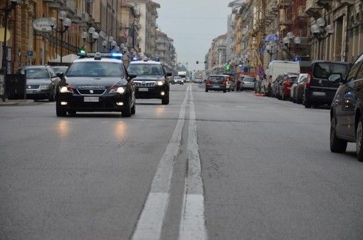 Comprano mobili, pagano con assegni scoperti e forniscono generalità false: denunciata una coppia torinese