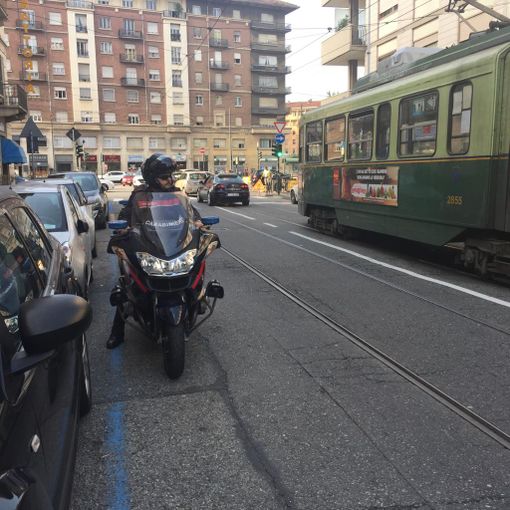 Prende revolver dall'auto e spara contro una donna, arrestata in piazza Carducci