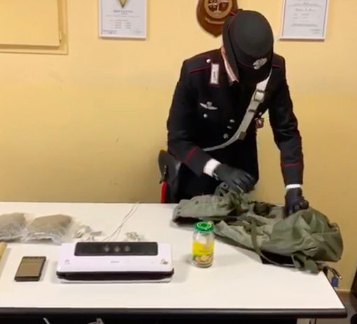 Mamma denuncia figlio spacciatore: ragazzo arrestato dai carabinieri a Nichelino