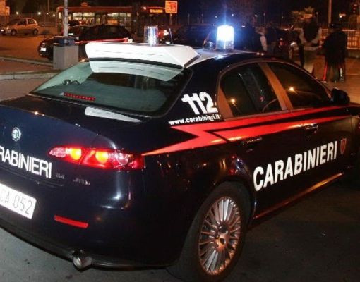 Aggrediscono a calci e pugni il titolare di un minimarket: due giovani peruviani arrestati dai carabinieri