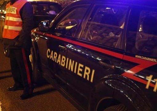 Caselette, lasciano i figli di 6 e 3 anni a casa e vanno a ubriacarsi in discoteca: denunciati