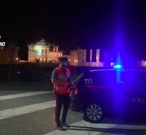 Ruba l’auto del padre, 15enne rischia di investire un carabiniere durante un posto di blocco: denunciato