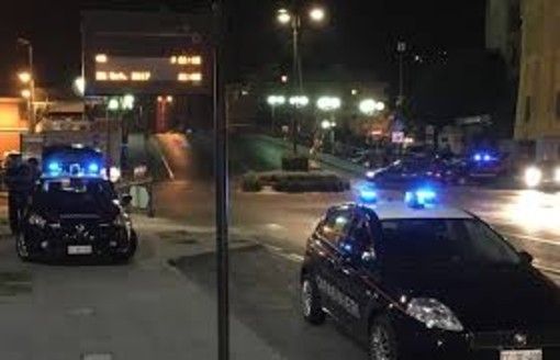 Spacca gli specchietti delle auto e tira calci alle portiere: denunciato ad Albenga imprenditore torinese