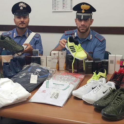 Rivarolo Canavese, abbigliamento e profumi contraffatti in auto: denunciati