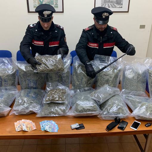 Corriere della droga finisce nella rete dei controlli alla circolazione: sequestrate sostanze per 300mila euro [VIDEO]