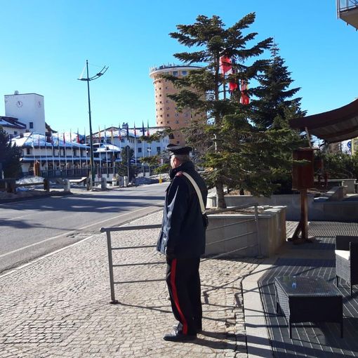 Sestriere, rubano arredamento in una stanza d’albergo: denunciati