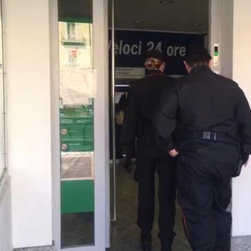Si finge impiegato di banca e gli svuota il conto corrente: arrestato un truffatore [VIDEO]