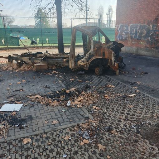 Camper di una famiglia rom in fiamme a Mirafiori, dopo più di un mese nessuno rimuove la carcassa