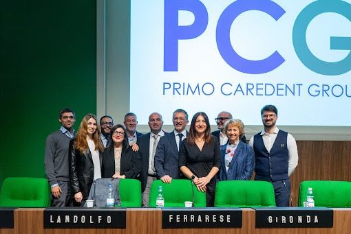 persone sul palco di un evento pubblico