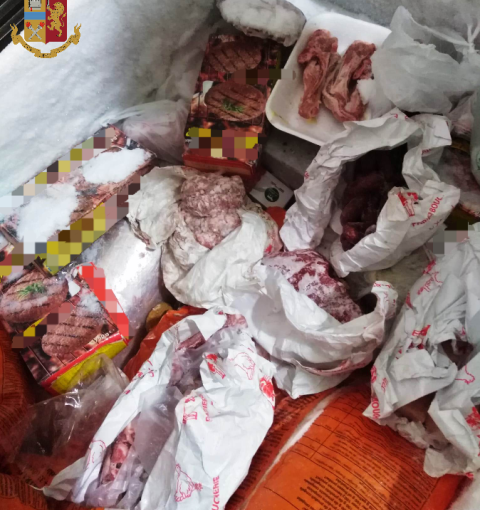 Carne mal conservata e titolare al lavoro senza mascherina: kebabbaro sanzionato per oltre settemila euro