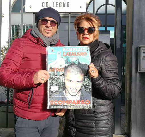 due persone con manifesto
