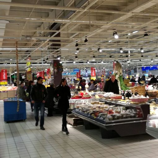Atmosfera di Natale, tra valori religiosi e la corsa ai regali: la grande distribuzione apre fino all'ultimo