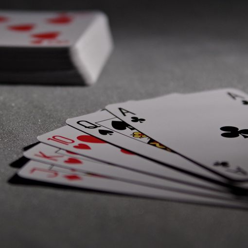 La Briscola: dai tavoli con gli amici o al bar, fino ai giochi online