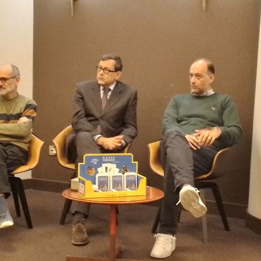 Persone sedute a un tavolo