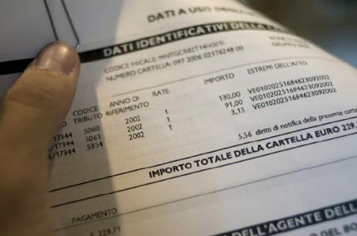 cartella esattoriale e burocrazia - foto d'archivio