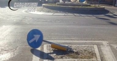 Segnale stradale divelto dalla donna nei pressi della rotonda di via Govone di San Damiano