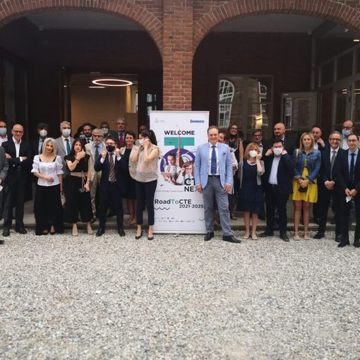 persone schierate in un cortile