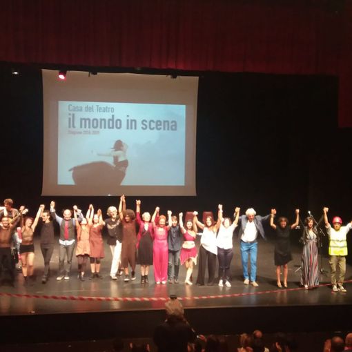 Alla Casa del Teatro va in scena il mondo intero: e salgono sul palco Appendino, Leon e Patti