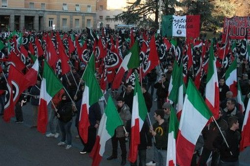 Estremisti di destra fabbricavano veleno per uccidere rivali in amore: 4 arresti