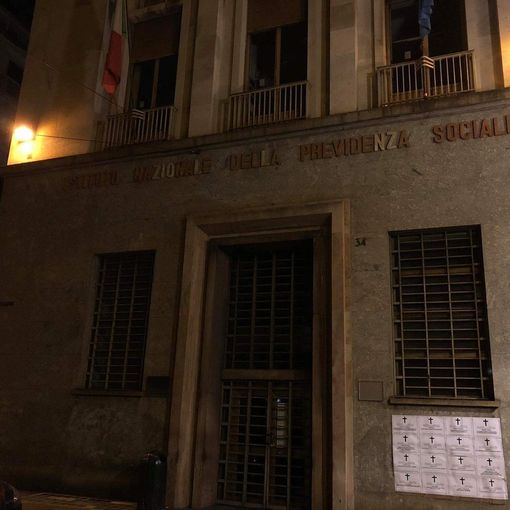 Protesta shock di Casa Pound: necrologi per chi &quot;è morto aspettando la cassa integrazione&quot;