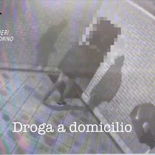 Sesso in cambio di crack, scoperta una casa di appuntamento: eseguite 4 ordinanze
