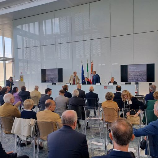 Incontro in sala Trasparenza con persone in piedi