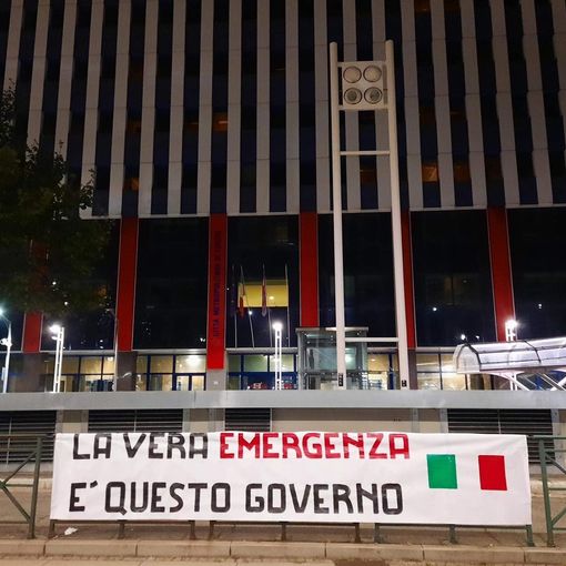 &quot;La vera emergenza è questo governo&quot;: anche a Torino striscioni contro l'esecutivo Conte