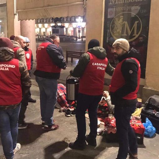 CasaPound in aiuto dei senzatetto: distribuite coperte e bevande calde