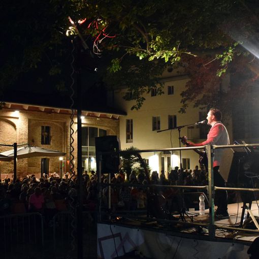 La Cascina Roccafranca inaugura la stagione estiva: spettacoli, concerti e balli sotto le stelle