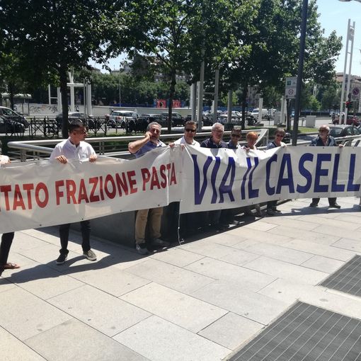 Casello di Beinasco, &quot;ingorgo&quot; di proteste sotto la Città Metropolitana (FOTO)