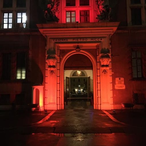 Violenza contro le donne, la caserma dei carabinieri illuminata di arancione