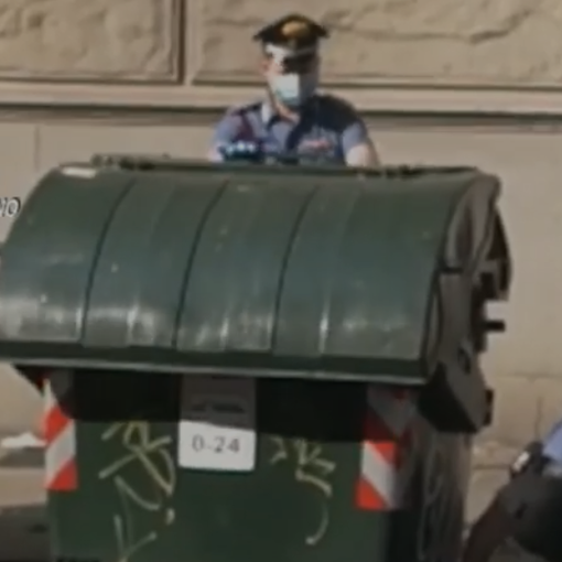 Il cassonetto dei rifiuti era diventato il deposito per lo spaccio: i carabinieri sequestrano 100 dosi di eroina e cocaina [VIDEO]
