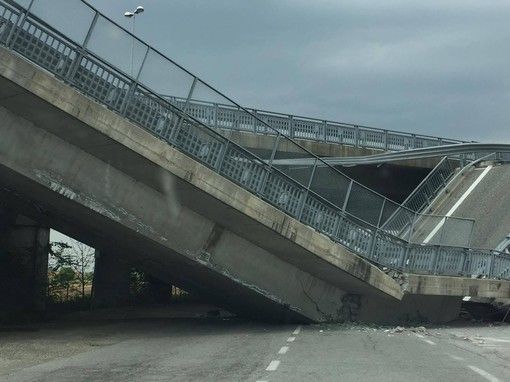 A Fossano crolla un cavalcavia, sfiorata la tragedia