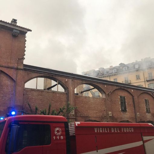 Cavallerizza, primo passo dopo l’incendio: stop agli eventi. Ma resta da sciogliere il &quot;nodo&quot; dell'occupazione