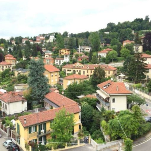 Gru cade su palazzina, riaperta strada per Cavoretto