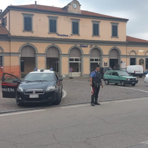 Chieri, senza mascherina si è rifiutato di scendere dal treno: arrestato