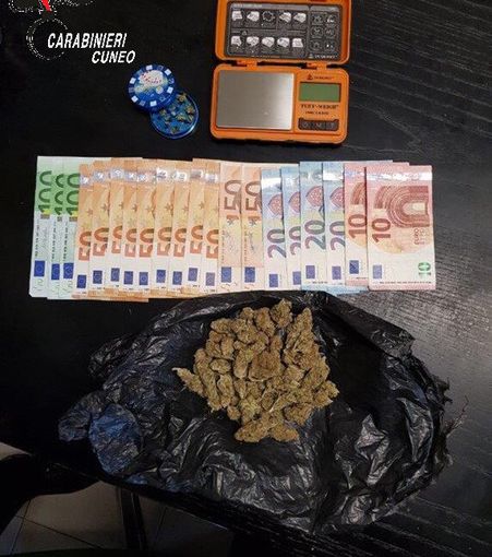 Minorenne di Pinerolo trovato con 27 grammi di marijuana e mille euro in contanti: denunciato dai carabinieri di Marene