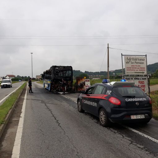 Brucia un bus nel Pinerolese: a bordo c'erano 20 studenti e un sergente degli alpini [VIDEO]