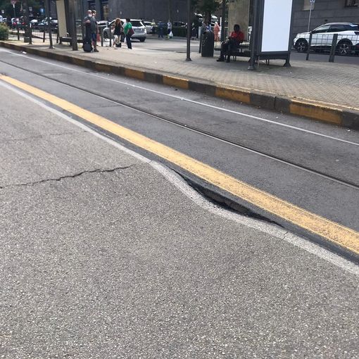 Cede l'asfalto in corso Tassoni: chiusa la strada e traffico deviato [FOTO]