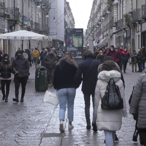 Ultimo weekend prima di Natale: assembramenti in via Garibaldi e nelle altre vie del centro