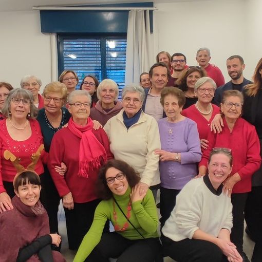 Gli anziani ballano e cantano alla riapertura del centro di via Osasco