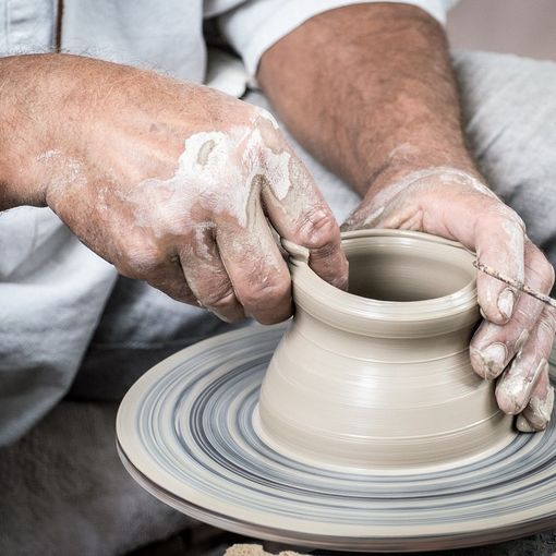 Ceramica lavorata da una persona