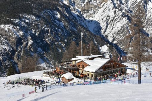 Paura sulle piste di Bardonecchia: in fiamme il bar Chesal di Melezet